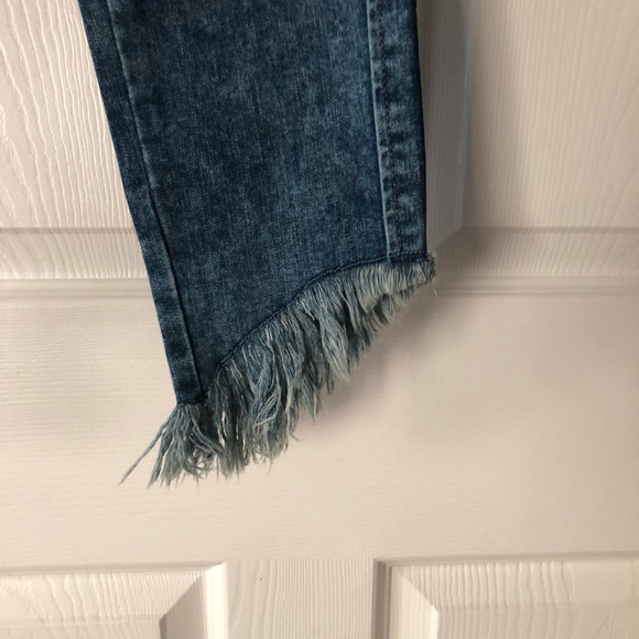 William Rast distressed jeans size 28. - Picture 3 of 6